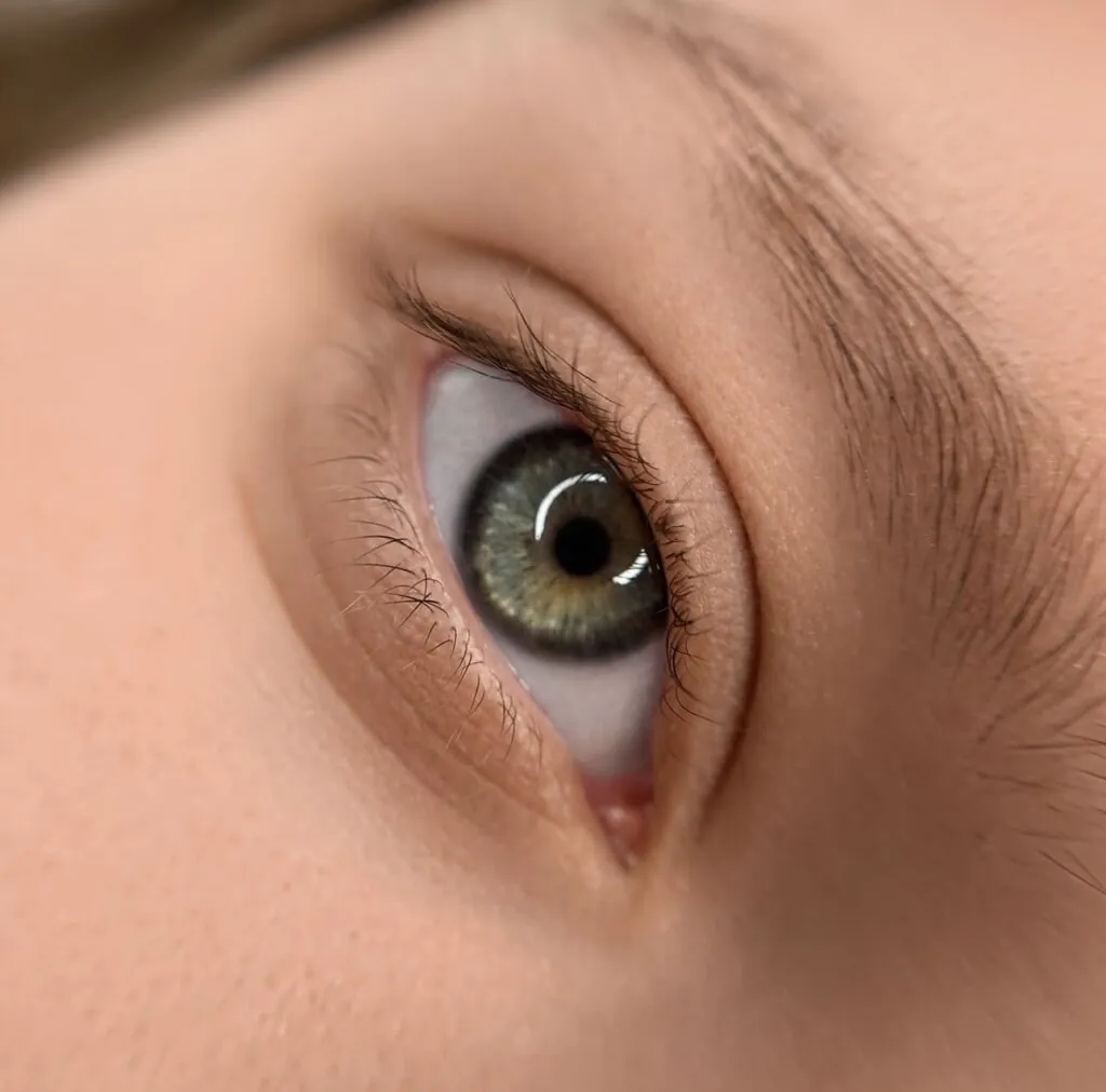 Laminazione ciglia con colore e siero, Hello Beauty Roma