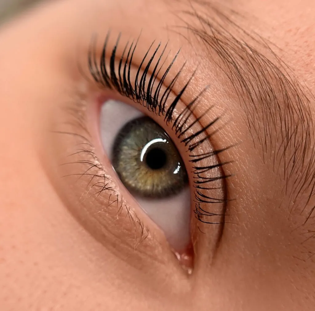 Laminazione ciglia con colore e siero, Hello Beauty Roma