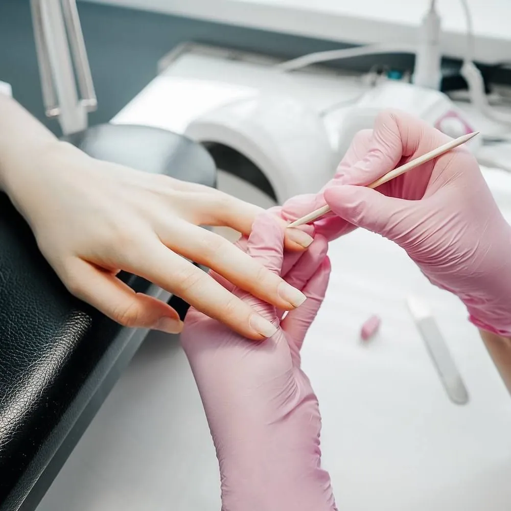 trattamento manicure russa con semipermanente a Roma
